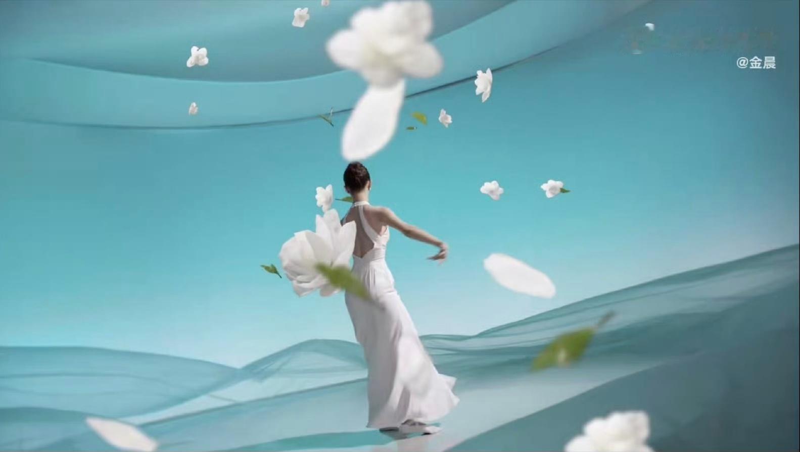 #茶粹最美代言人金晨落地巴黎# 金晨拿着茶粹跳舞好像一场艺术，这也太美了，我说夏