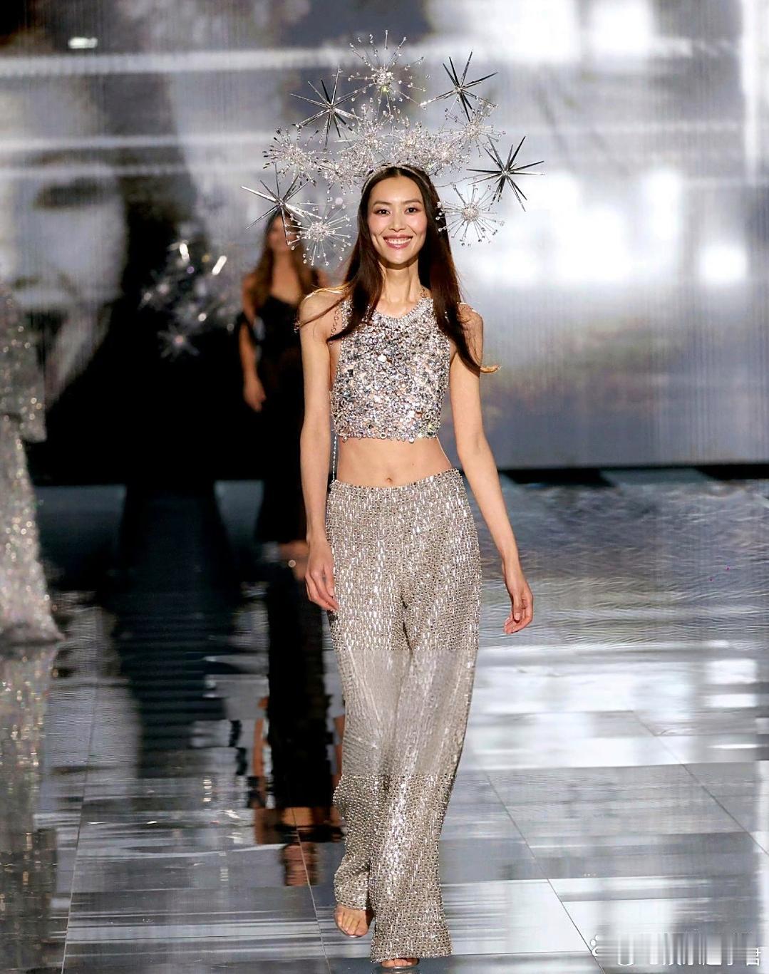 刘雯第二套10月16日，刘雯亮相2025维多利亚的秘密大秀T台，带来两套精彩造型