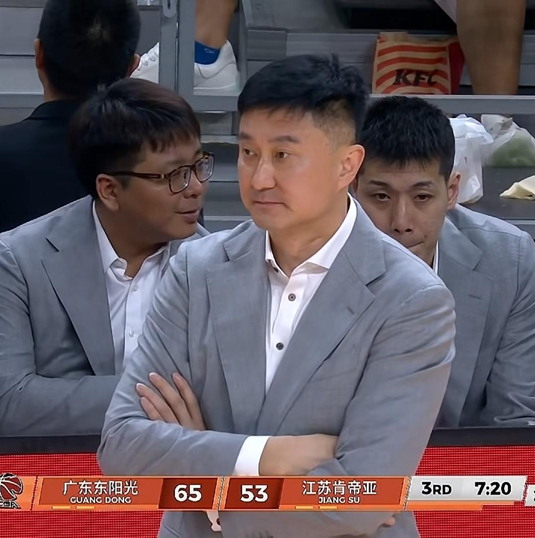 春暖花开，胡明轩和徐杰好久没打的像今晚这么开心了。
对江苏的复仇之战，广东队全员
