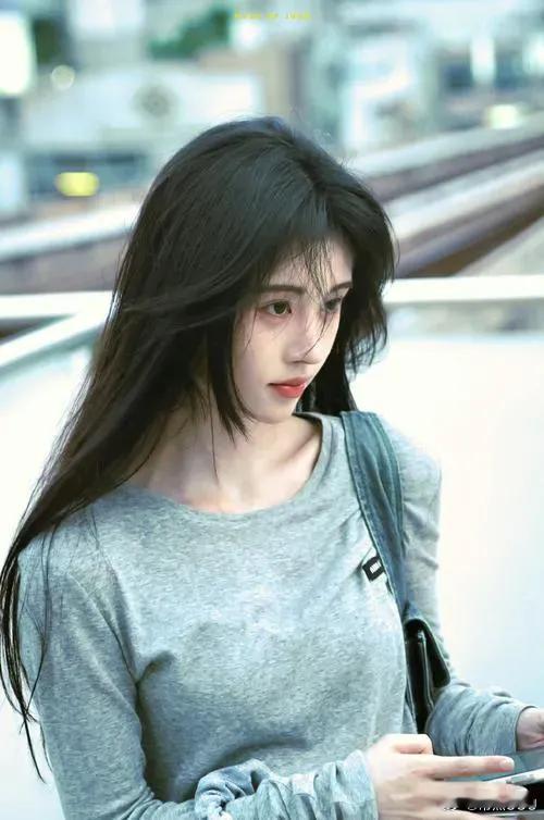 听完鞠婧祎的生日单曲《落日未眠》，感觉它算是一首踩在及格线以上的作品，却很难给人
