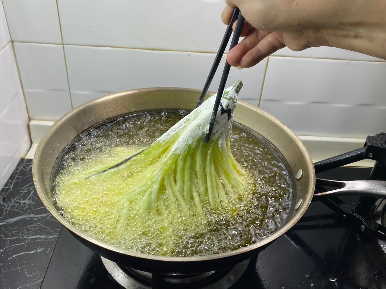 茄子创意新做法
这样做的茄子好看还好吃，首先选一个新鲜的紫茄子去掉外皮，切到底部