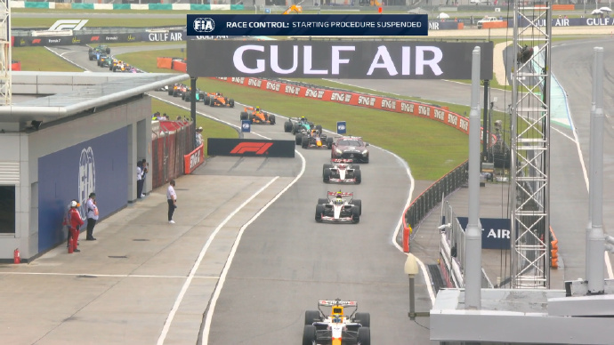 #F1巴林大奖赛雪邦站大量赛车出问题##F1巴林大奖赛雪邦站发车程序又终止# 2