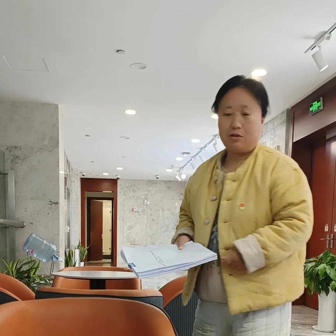 杜粉又怪老张墙头草，两边倒，指责她是叛徒行为，自古以来，老百姓痛恨叛徒。

我个