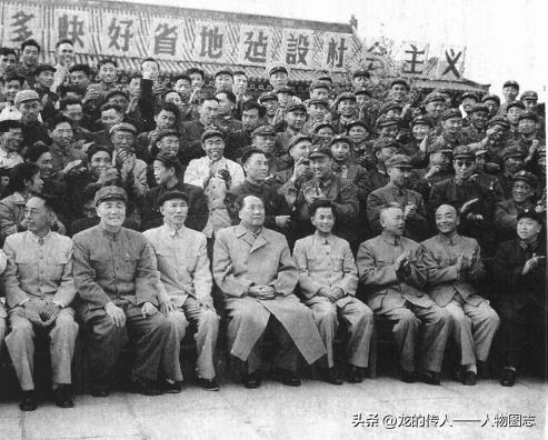 1960年5月4日下午，毛泽东在珍珠泉礼堂与山东省直机关干部合影。