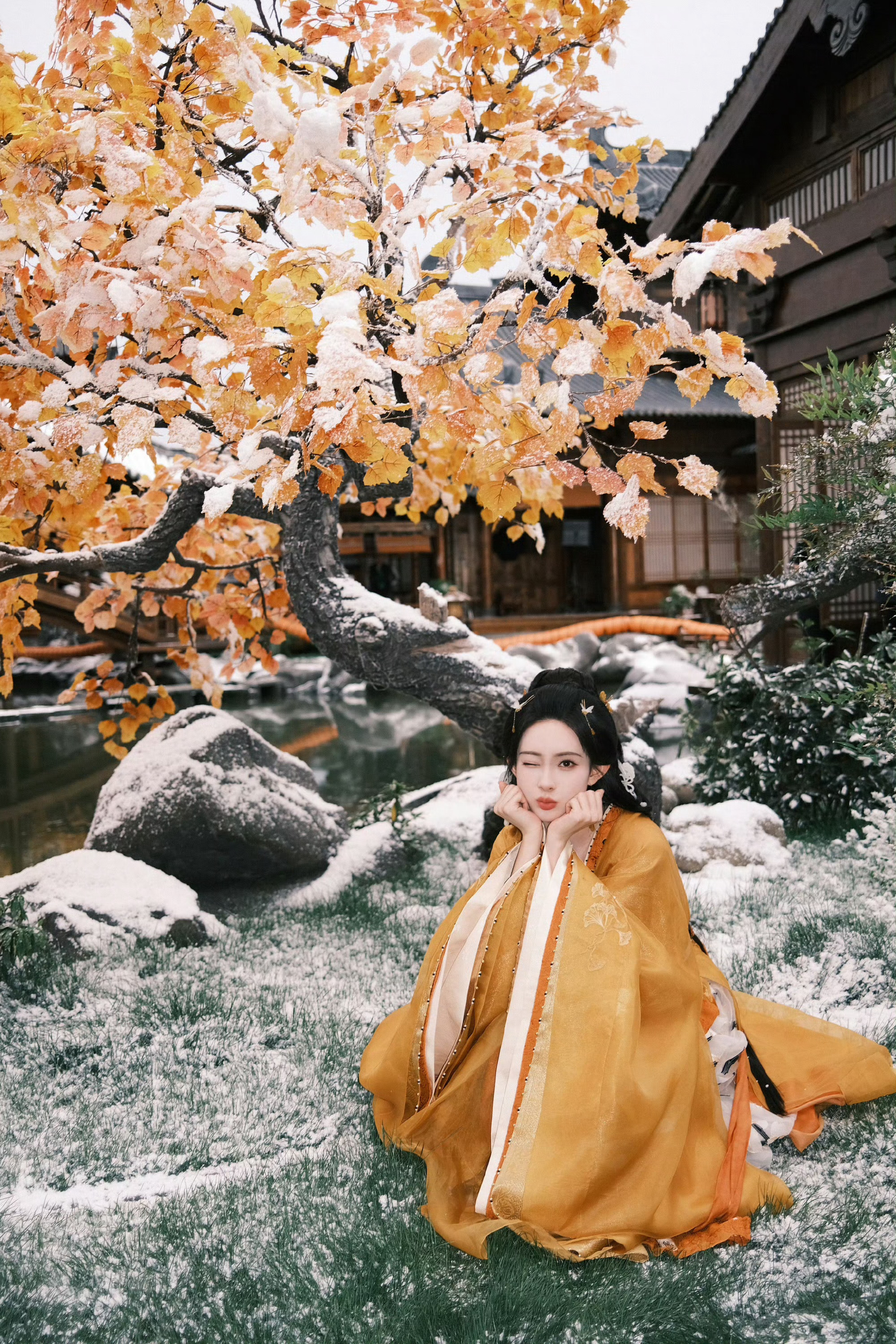 孟子义百花杀雪景剧照四十度高温裹着厚重貂衣拍雪景戏，硬生生扛到快要中暑，孟子义这