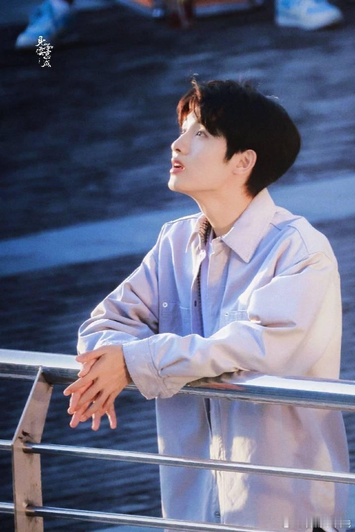 董思成真的好适合现代偶像剧，完全就是欧巴陈砚周学长好帅 