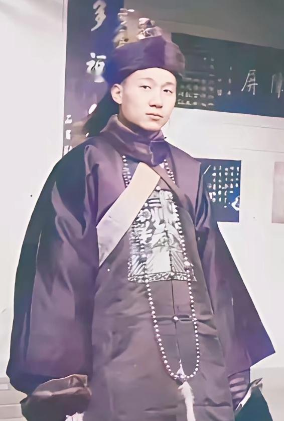 为何说民国跟清朝换汤不换药？左右两图同是山西首富孔祥熙，年轻时期得到清廷赏赐，名