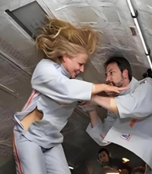 1992年，首对美国夫妻宇航员上天，在完成8天的太空之旅后，记者们急冲冲的抛出问