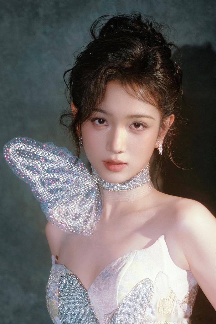 ELLE盛典女明星造型代露娃的摩登造型，张艺凡的仙气穿搭，邓恩熙的甜飒气场，EL