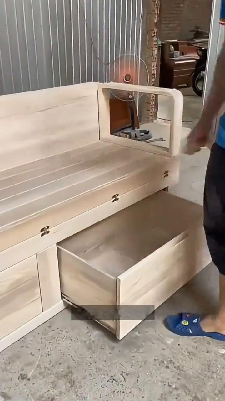 木工藏巧思。
这位大哥的木工手艺简直绝了，纯手工打造的实木沙发藏着大乾坤，展开秒