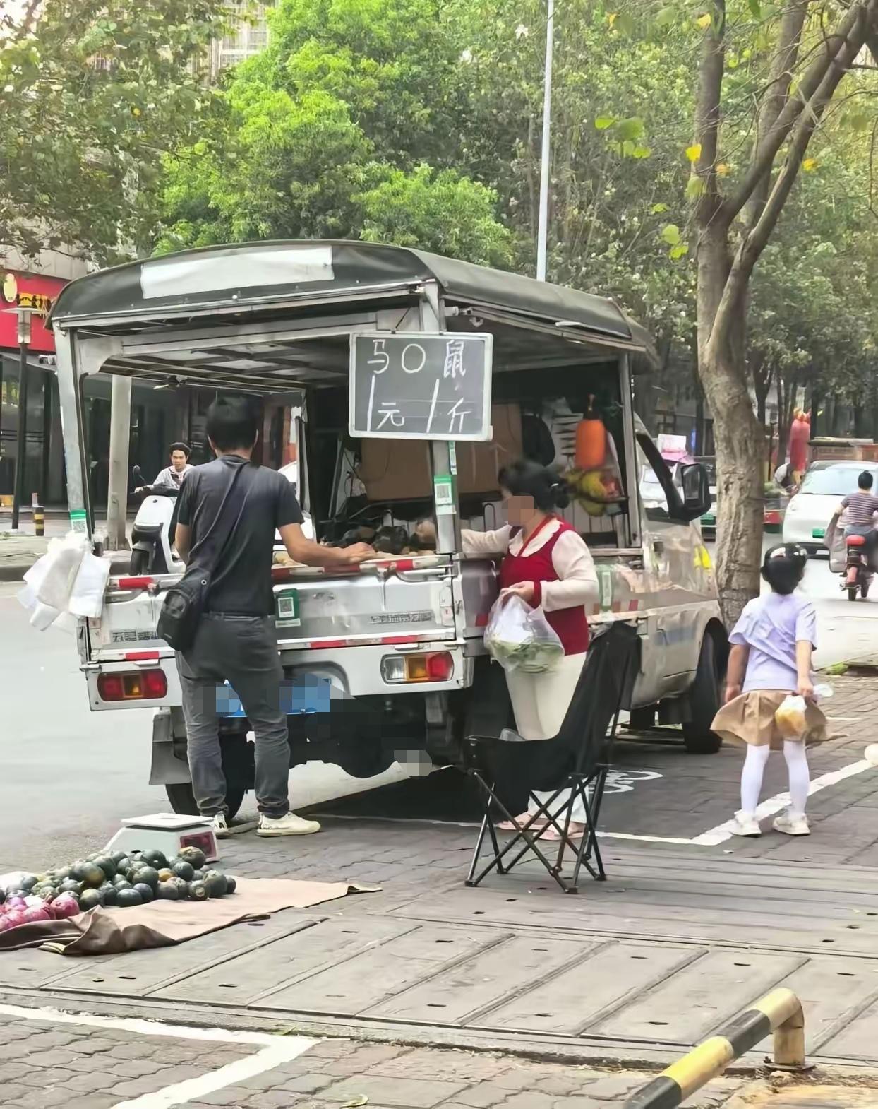 这张图片把我笑得不行。有人说老板不会写“马铃薯”这几个字，也有网友觉得这是老板别