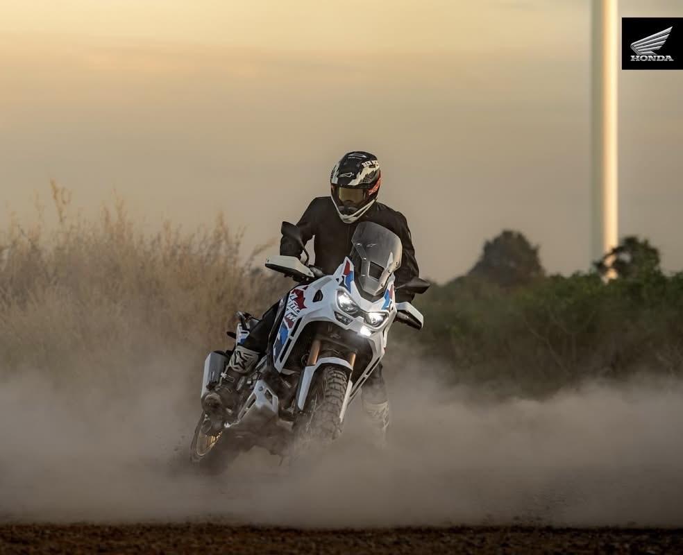 抬头遇见光，低头皆是路。
认真对待三餐四季的人，岁月从不会辜负。
你本就值得