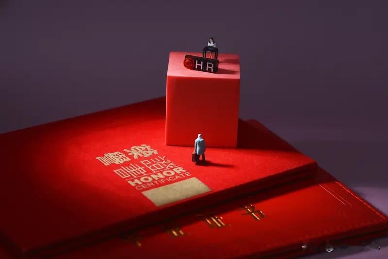 你们压根就不知道卖荣耀是怎么回事，只会瞎说，卖荣耀根本就不是断臂求生，是为了让国