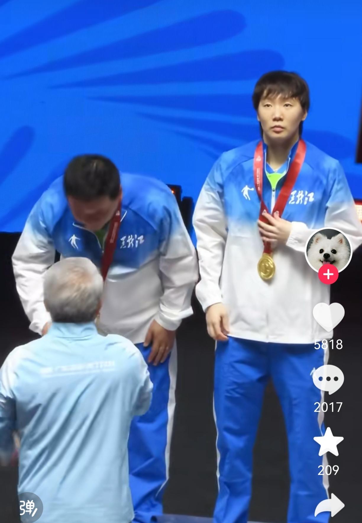 说实在的，看到王曼昱颁奖时那无奈的眼神，是真挺让人心疼的！
全运会上她明明拿了女