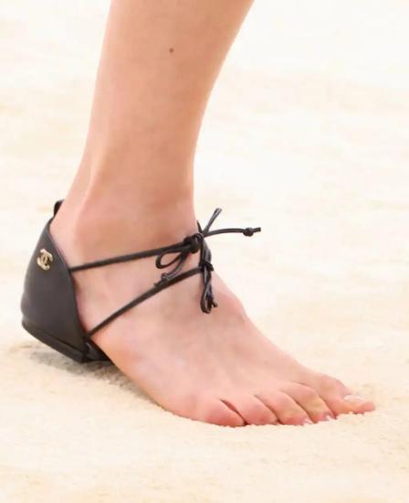 香奈儿怕不是被驴踢了！新出的无底绑带鞋，丑到辣眼、离谱到炸！
没有鞋底，没有护垫