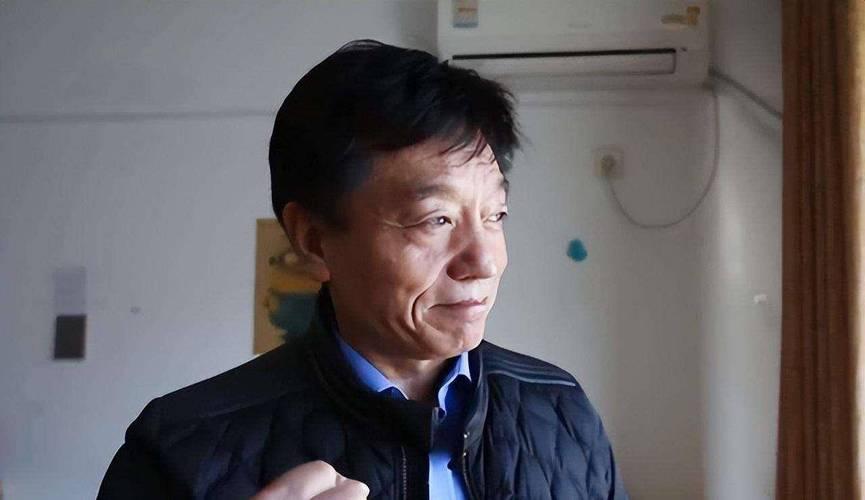 保送清华的才女，偏偏爱上了年长12岁的酒厂工人，父亲劝到嗓子哑也没用。

这个女