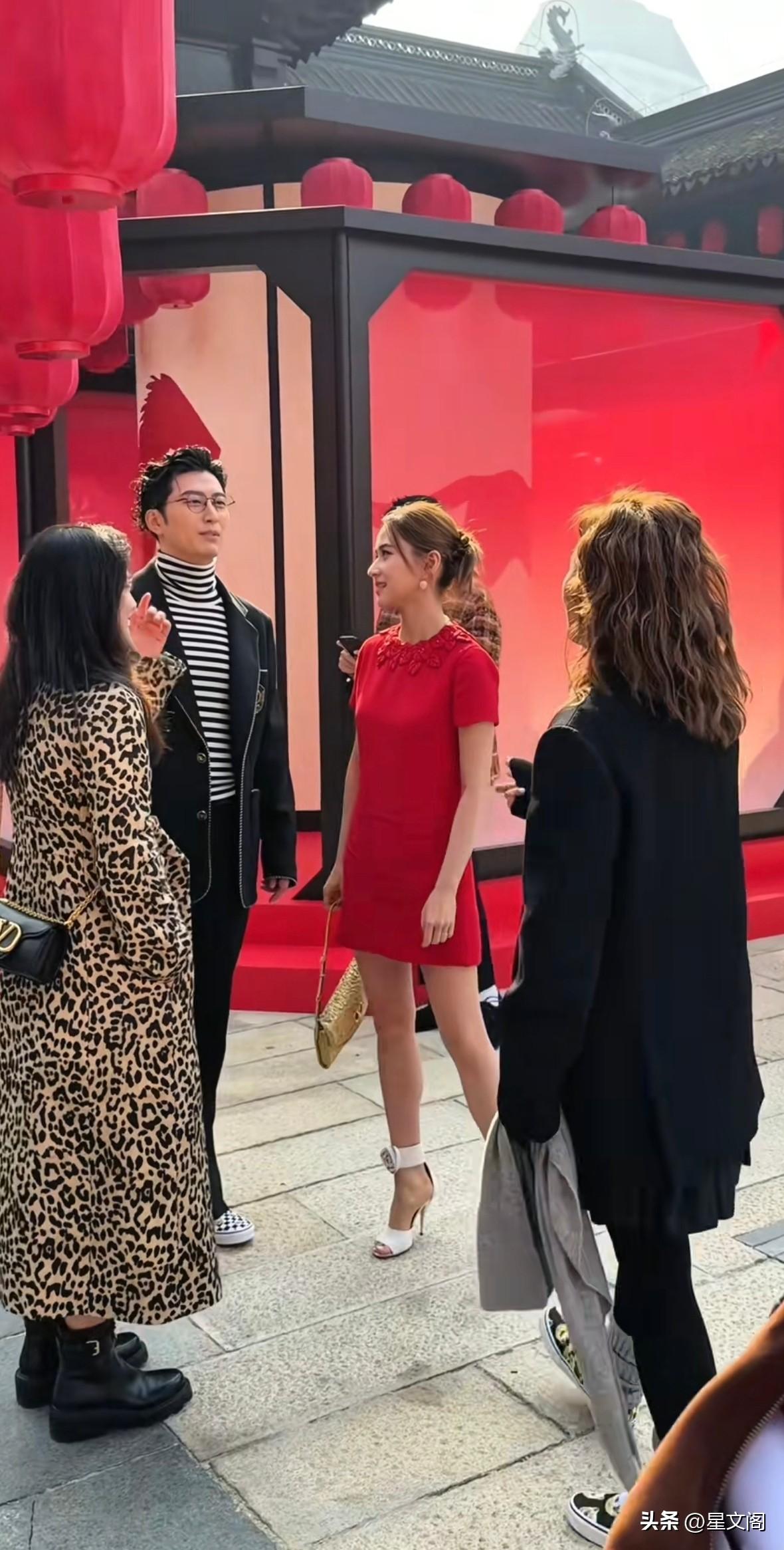 你发现没？
当何超莲和窦骁在一起时，
她身上就再也没有任何光环了
……
她只有一