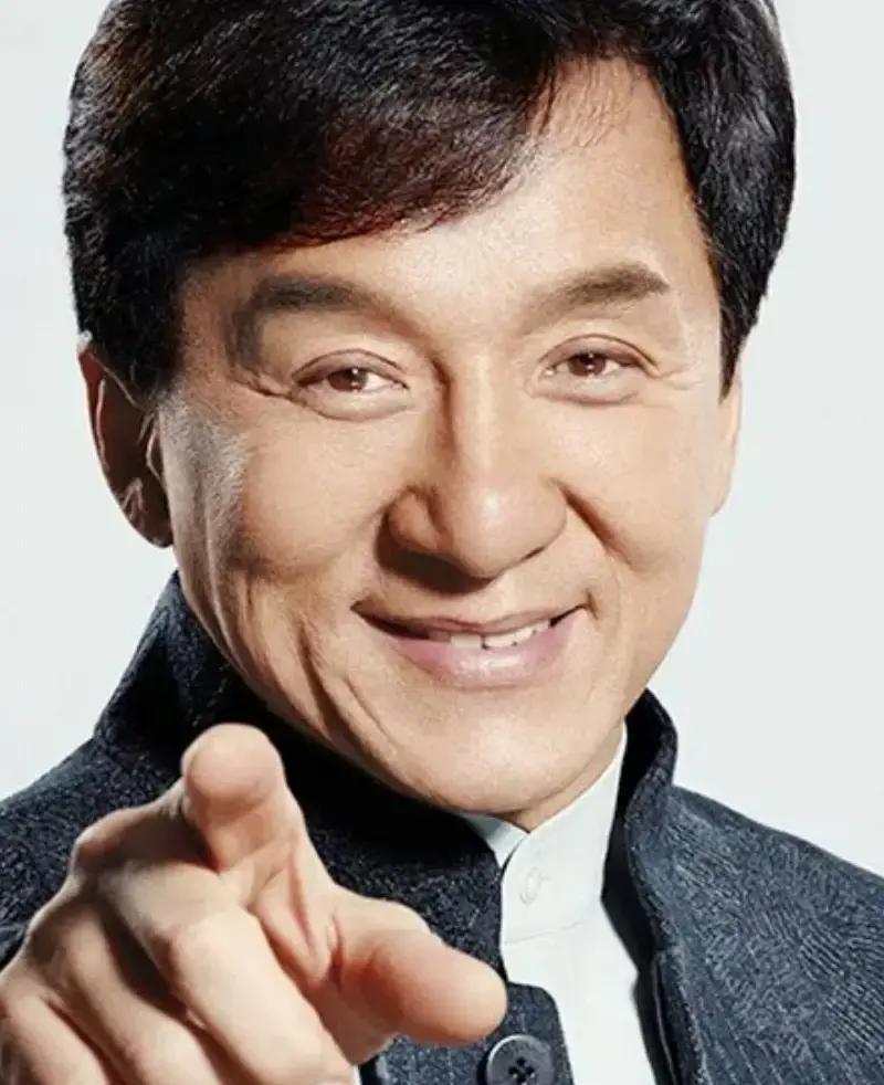 成龙演了一辈子超级英雄。
但现实中，他演得最糟的角色，或许是“父亲”。
最残酷的