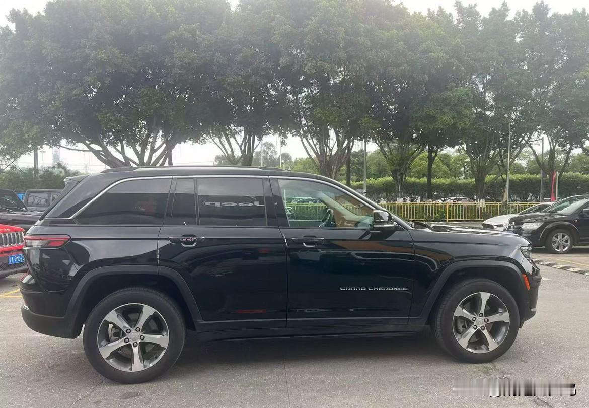 来试驾一款冷门到不行的SUV，你们能喊出全名吗

实地到店摸了台Jeep大切诺基