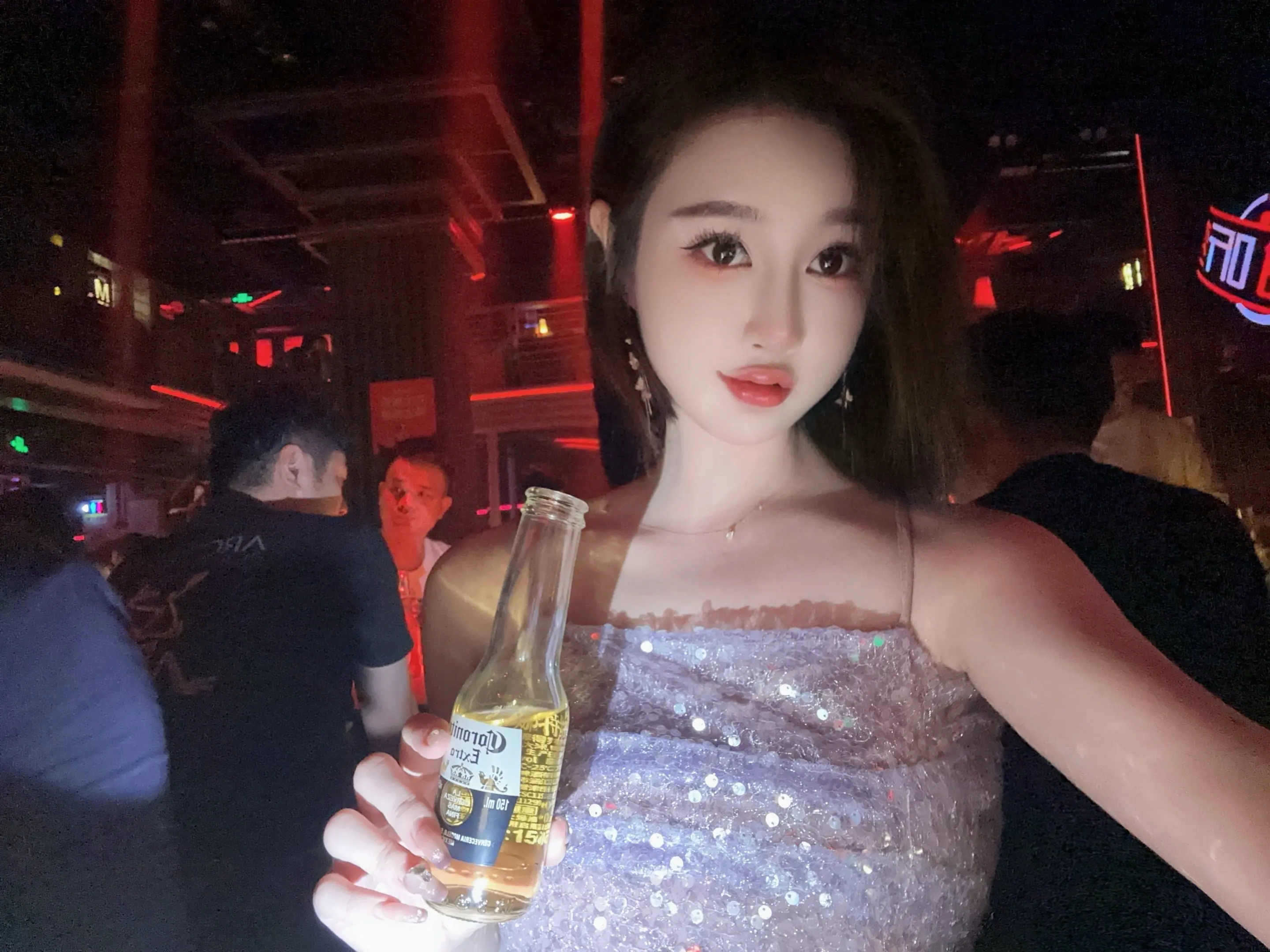 高兴喝一杯 不高兴也喝一杯