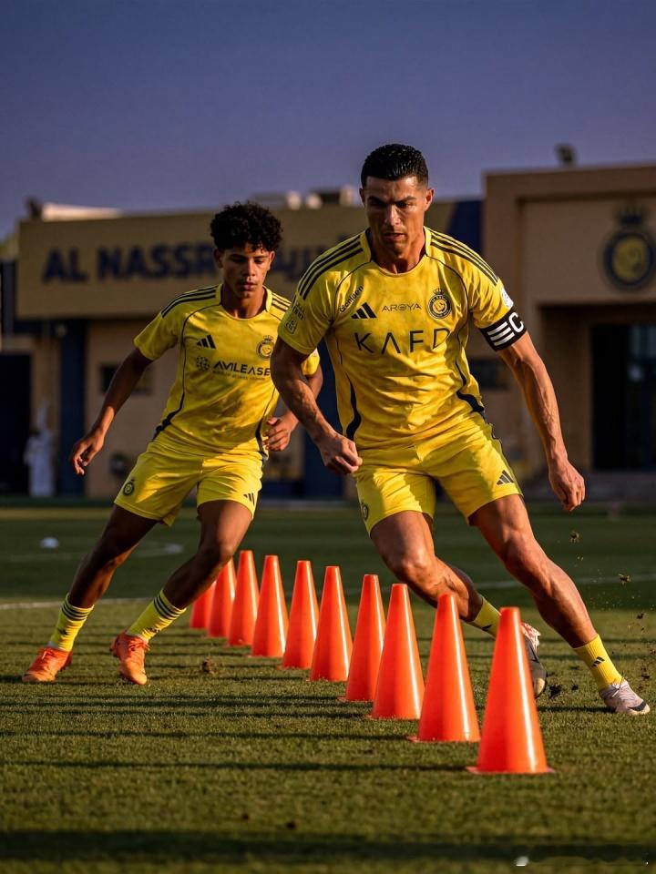 4月22日讯 阿斯报报道，C罗的儿子在利雅得胜利青训中表现出色，有望继承父亲衣钵