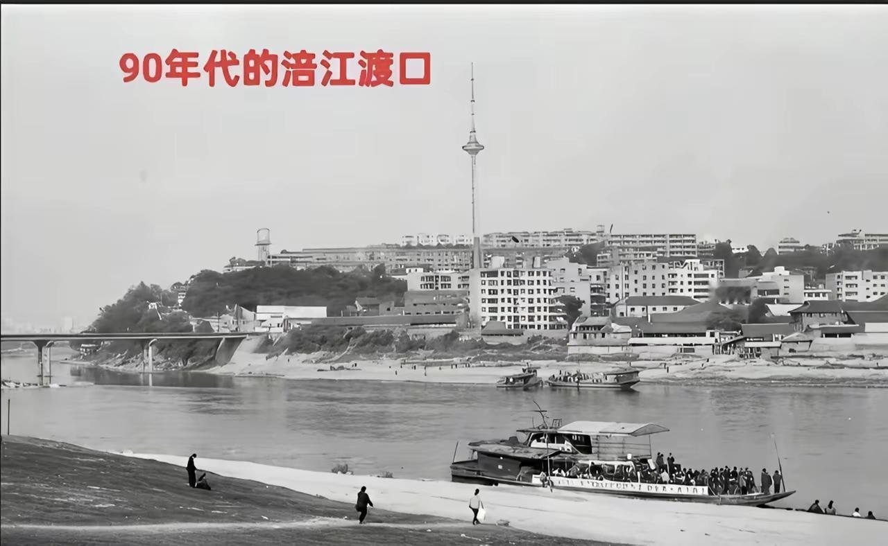 三四十年前的四川省绵阳市，在老照片里散发着独特韵味。1985 年，彩电大楼工程奠