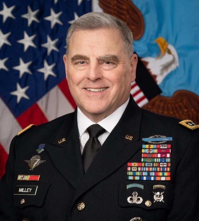 美国前最高指挥官米利直言不讳的说：中国想发展科技，就是美国的敌人。

回顾近两年