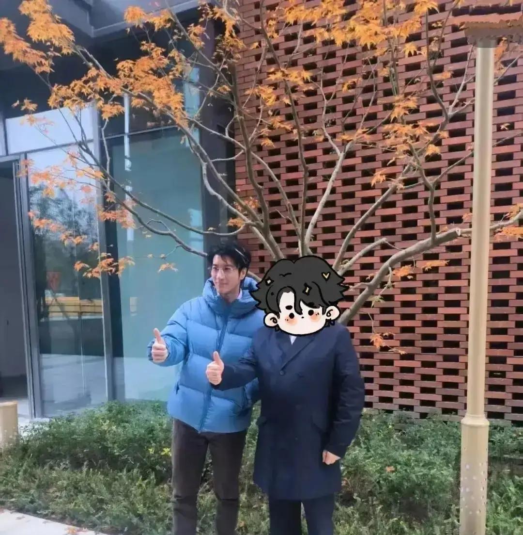 王力宏现身机场，身上那件羽绒服，已经穿了8年。
一个出道三十年的巨星，一个身家过