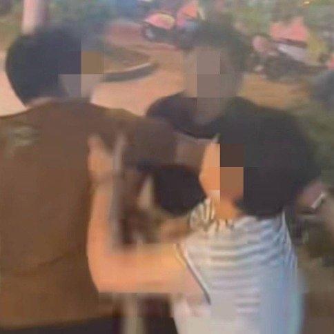 上海这桩发生在餐馆里的事，看得人心里堵得慌。李先生带着怀了38周的妻子去吃饭，邻