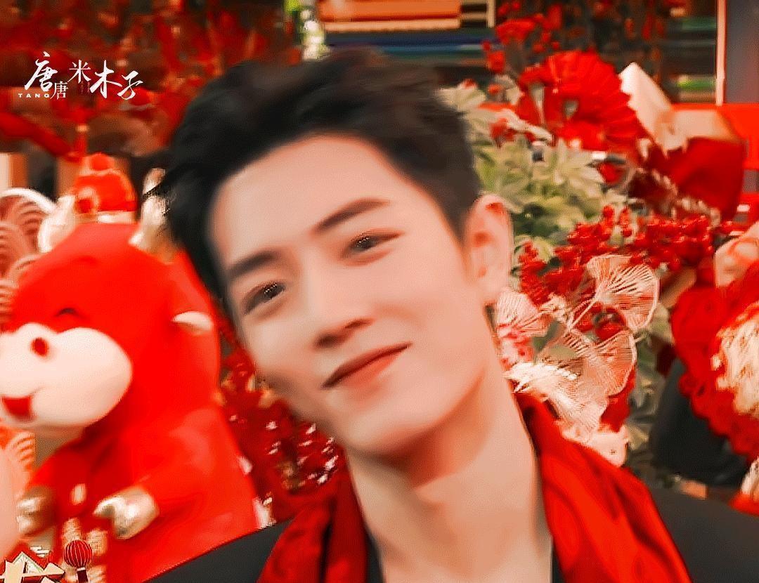 别再信什么“内容为王”了。
现在影视圈的真实规则是：一条顶流明星的微博值800万