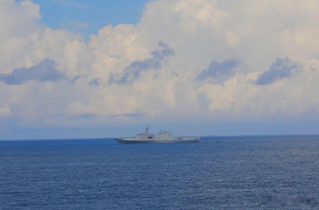 劈波斩浪，砺剑深蓝南部战区海军某支队祁连山舰、五指山舰组成舰艇编队奔赴南海某海域