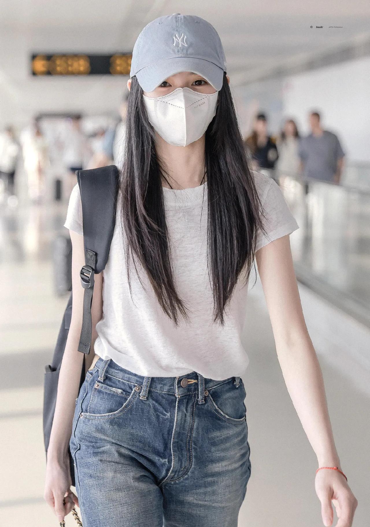 刘浩存这套机场穿搭，普通女生照着穿也好看
 
真的被刘浩存这组机场私服圈粉了！没