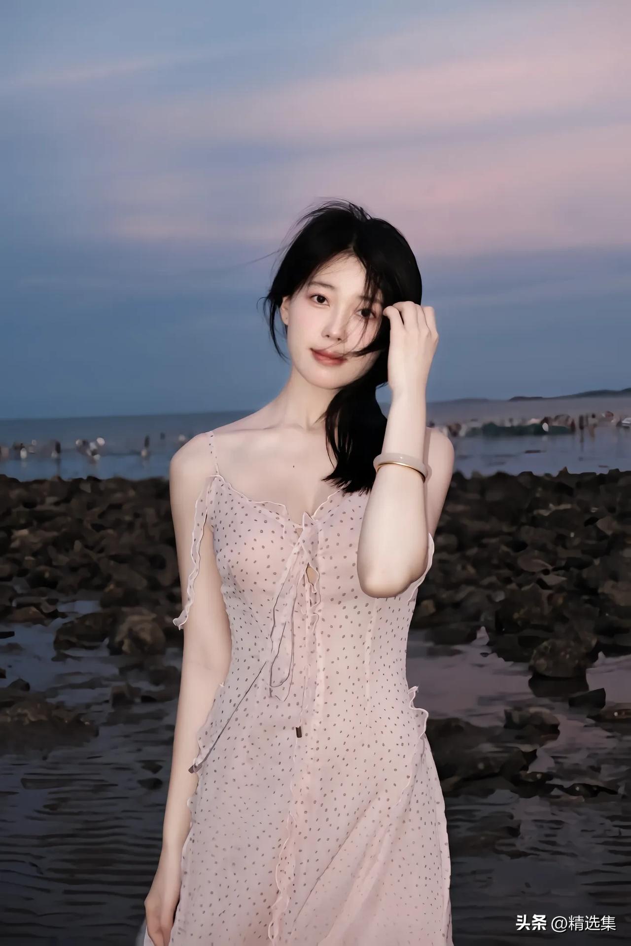 海边漫步，轻纱飘逸，温柔时光