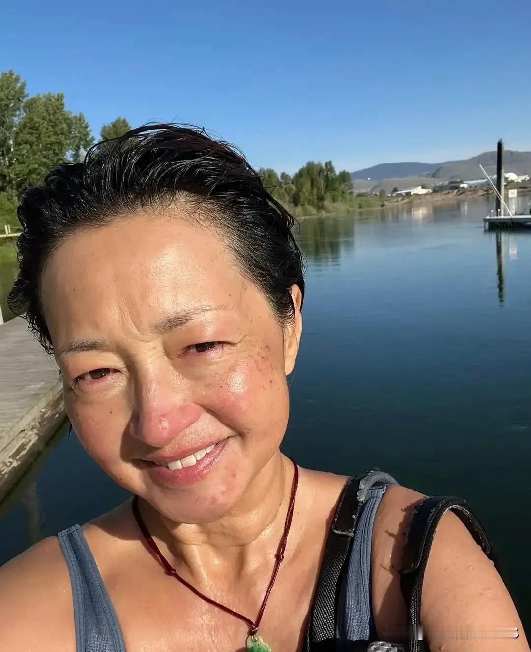 55岁的“最美郭襄”李绮虹最近难得露面啦！她超大方地晒出自己的素颜照，笑容灿烂，