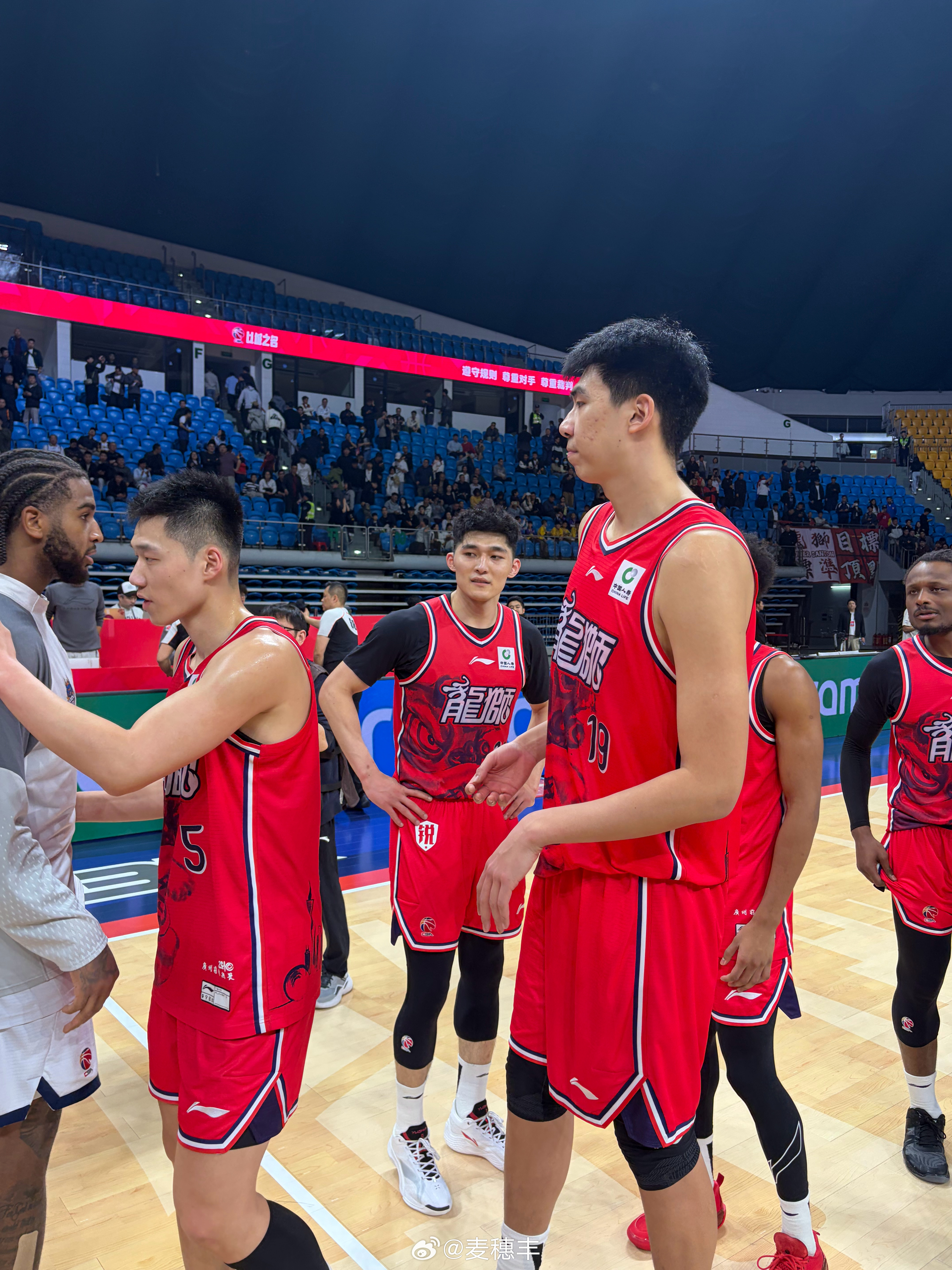 徐昕今晚独得17分10篮板1助攻1抢断4封盖，没有失误，威风八面，确实是全明星中