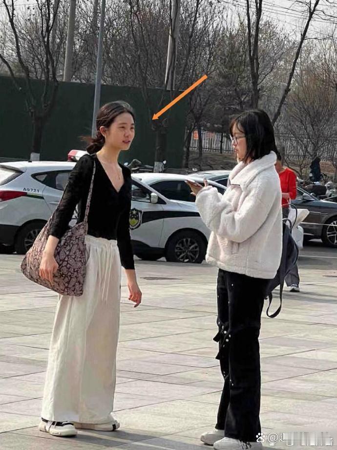 路人镜头下的黄多多，差点就误以为看到的是孙莉，这基因真的太强了，连忧郁的气质都一