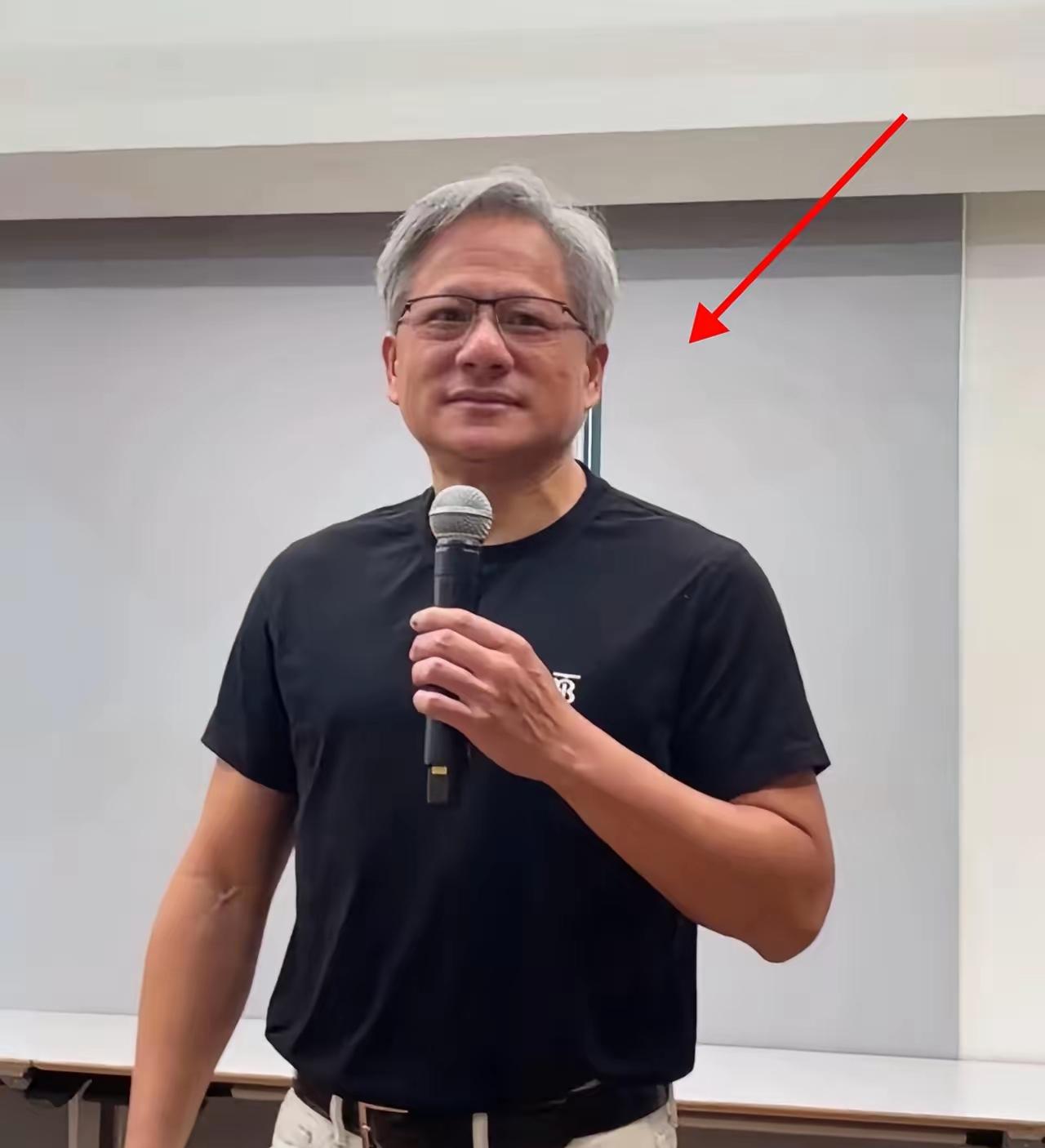 还是那句话，钱到底养人！
英伟达的黄仁勋，
单单凭眼睛去看，哪里能知道他已经

