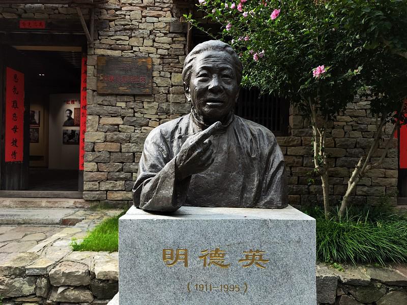 1941年，明德英抱着襁褓中的孩子在守坟地，突然一名受伤的八路军战士踉跄地跑了过