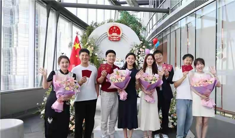 属于上海的王炸。昨天上午10点，一对对新人，聚焦上海中心大厦52楼。定格他们一生