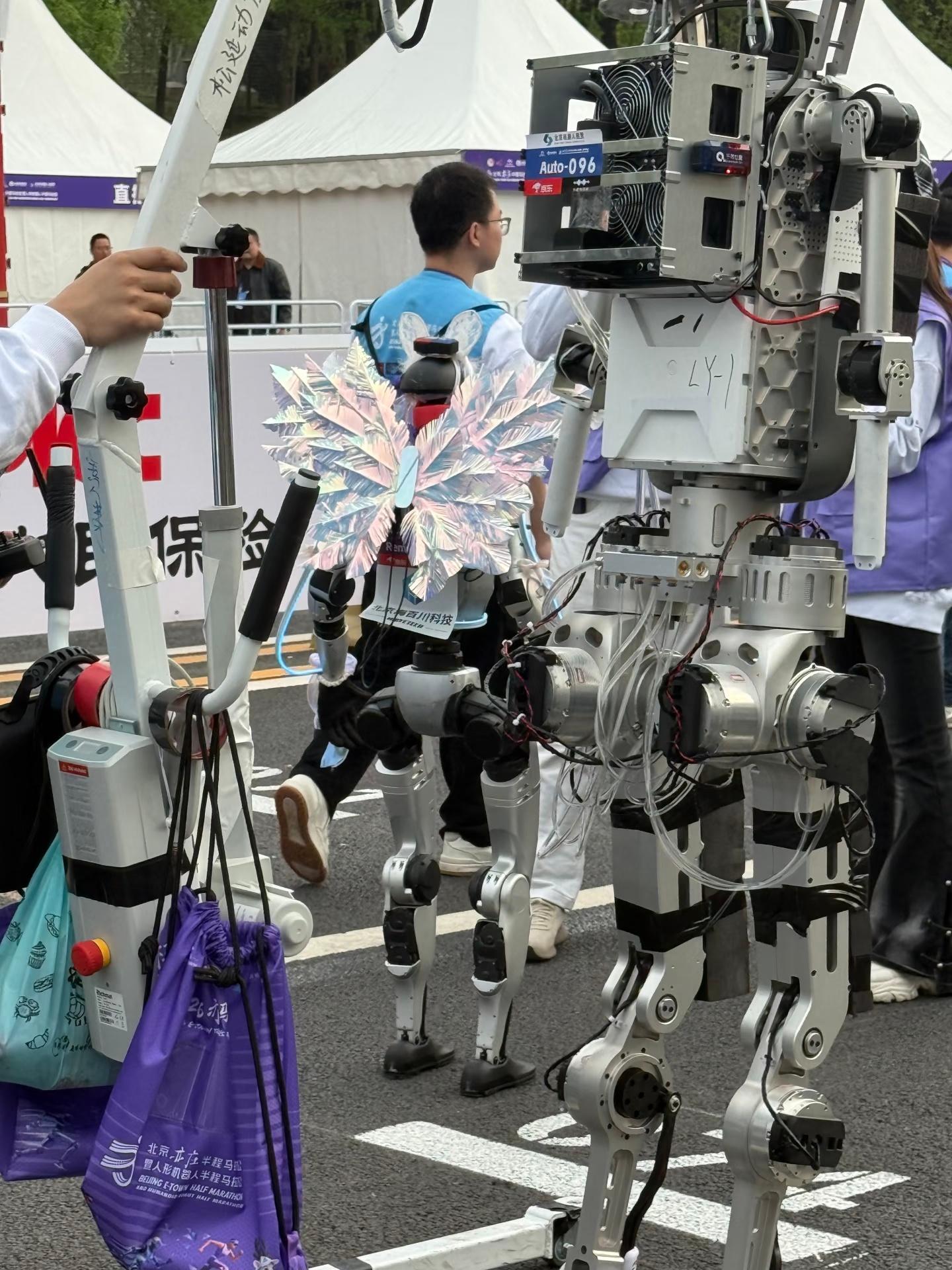机器人马拉松 豆包变豆脚了这一届机器人马拉松属实有点抽象了，不过也挺有意思的，这