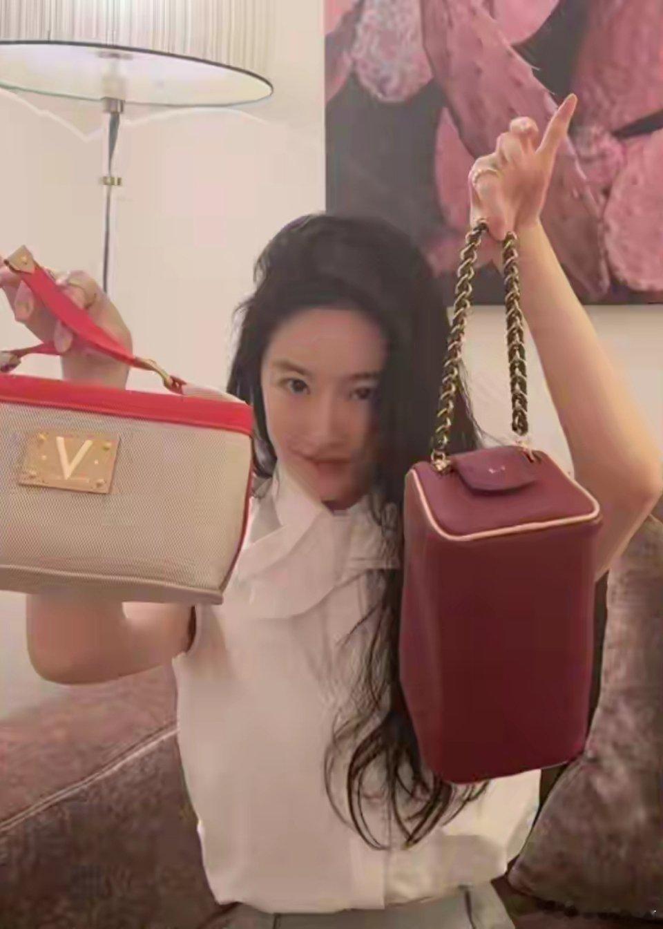 38岁刘亦菲现身机场，一手一个LV大包震惊全场 