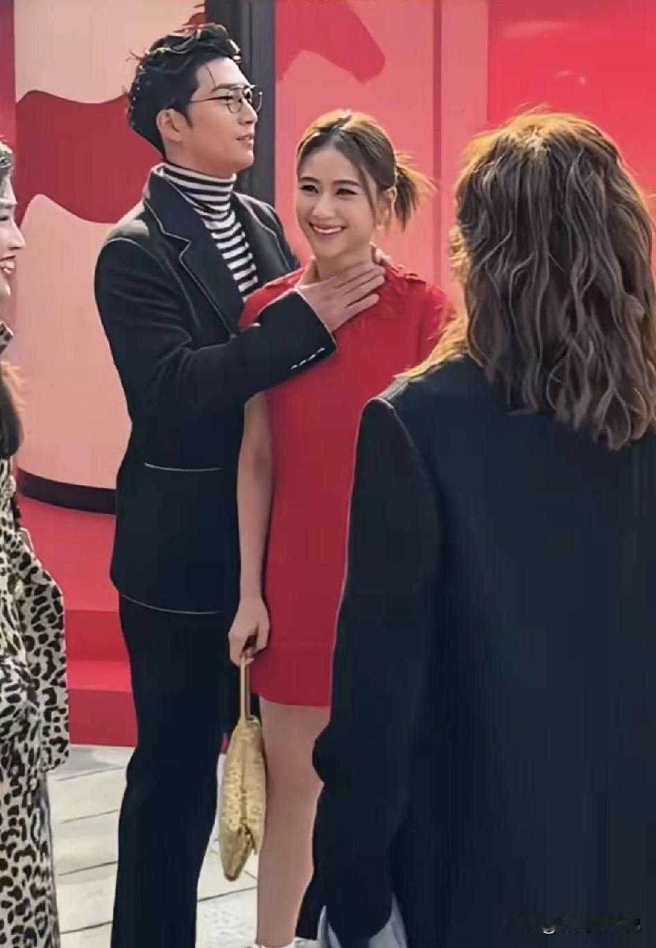 是谁说他俩感情不好啊，这不是挺好的吗，甜甜蜜蜜的。在这么多朋友面前，毫不掩饰黏在