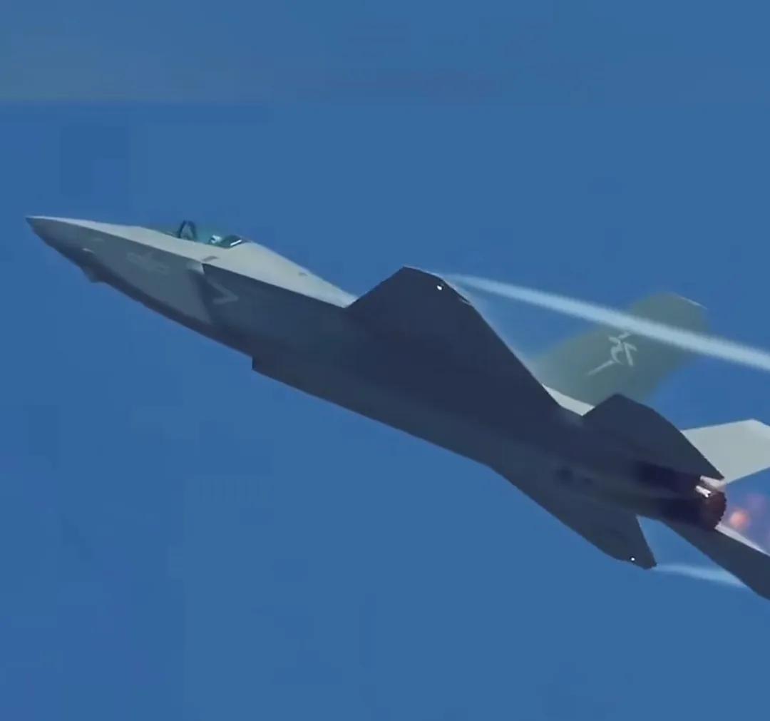 歼35拉烟真丝滑，干净利落确实爽！想当年，原型机FC-31用的俄制RD-93发动