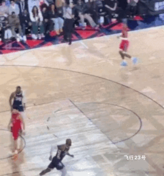 全明星赛上聪明的詹姆斯！
只见老詹队友四打五！
老詹篮下一打零！
41岁双手暴扣