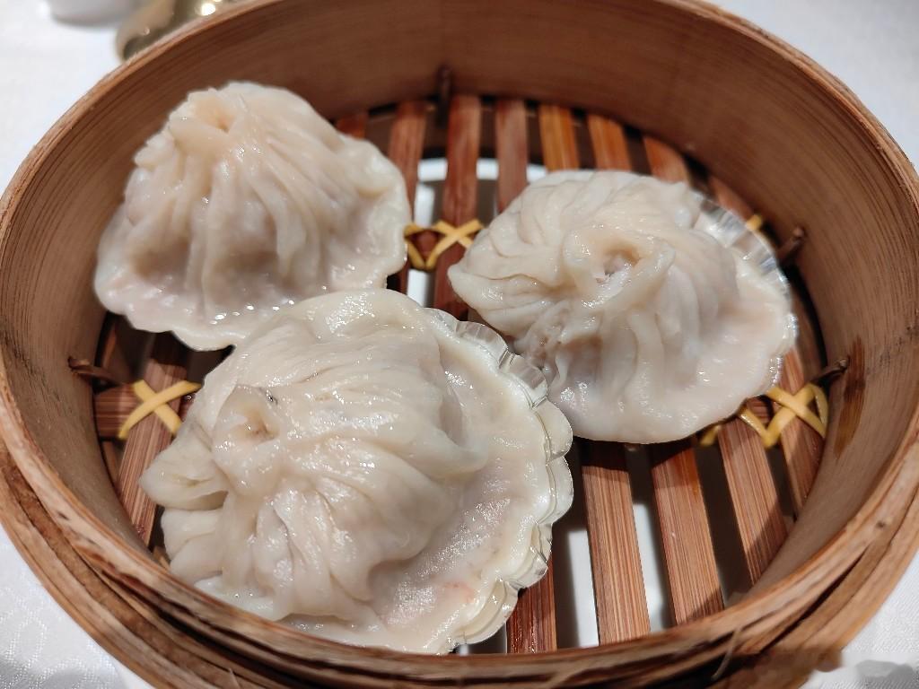 味道只能说还凑合，唯一很满意是图5的小笼馒头，汁水充足肉馅鲜嫩。最差是鲜虾烧卖皇