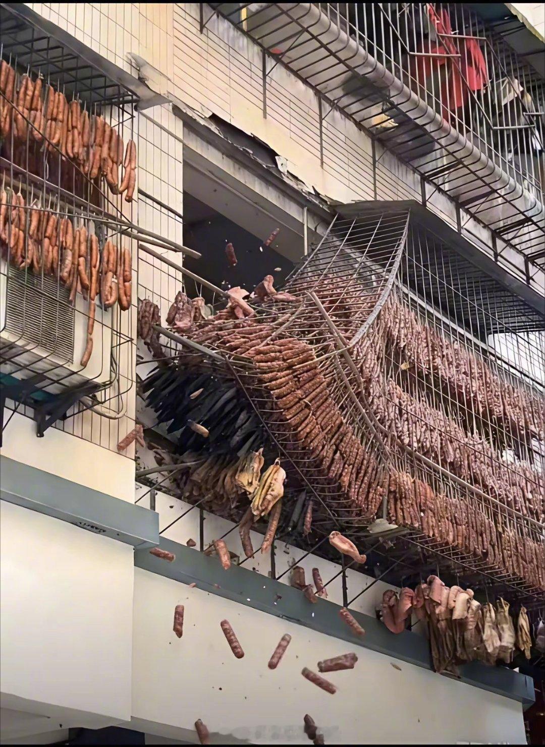 过年装备挺齐全。。。压垮防盗窗的最后一块腊肉啊 