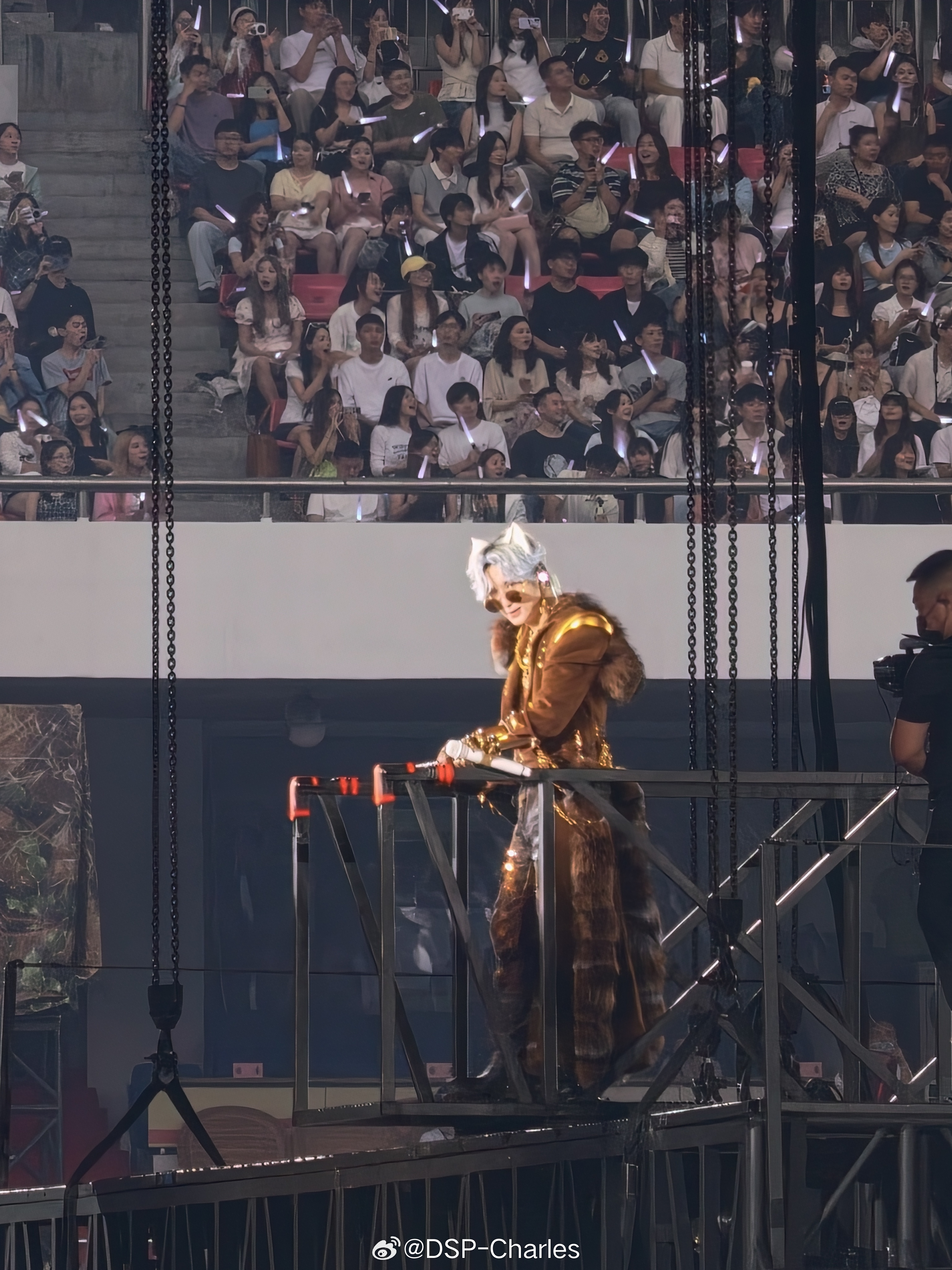 重庆的袋鼠会转手绢，这场新加了水炮！造型有狐狸耳朵！薛之谦
