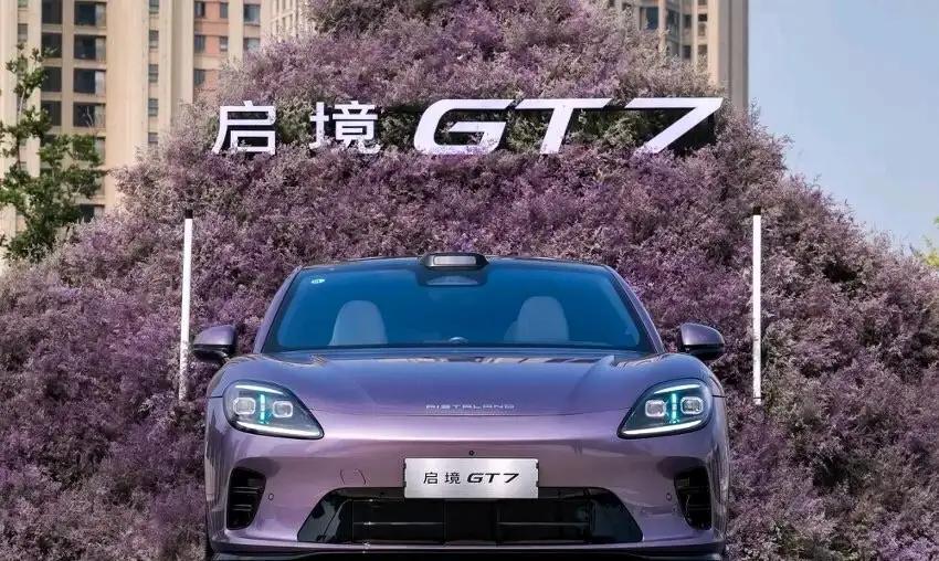 江风里的车尾线，
最后一张图，启境GT7静泊江畔。猎装车尾线条如水墨洇开，倒映在