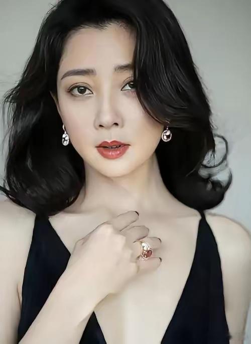 2009年，刚离婚的的殷桃，被大富豪孙东海疯狂的追求，两人在一起了，不料，孙东海