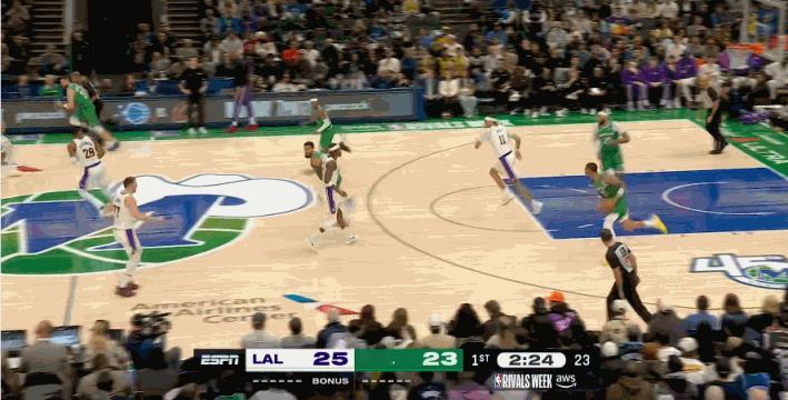 八村塁估计今天至少15分以上，打得还可以。湖人vs独行侠